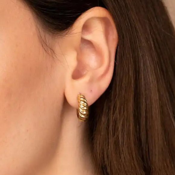 Popular 18K Gold WATERPROOF CROISSANT HOOP EARRINGS lovely gold huggie earrings - Picture 8 of 11